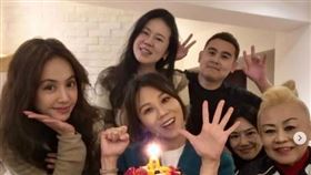 蔡依林（左一）陪蔡健雅（左二）一同慶祝49歲生日。（圖／翻攝自蔡健雅IG）
