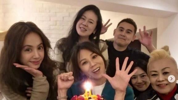 蔡健雅「將奔五」！蔡依林驚喜彈吉他賀壽