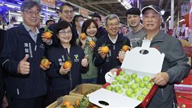 陳建仁視察台北市第一果菜批發市場（3）行政院長陳建仁（前排右2）30日一早在農業部代理部長陳駿季（前排左1）、台北市副市長林奕華（前排左2）等陪同下，視察台北市第一果菜批發市場，並向業者拜早年。中央社記者張皓安攝  113年1月30日