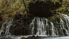 外稿，勿用!!!!
高5米、寬30米，元滝伏流水的景色娟秀雅緻。
