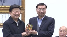 ▲國民黨團改選總召，歡送上屆總召曾銘宗