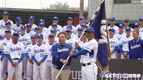 ▲富邦悍將領隊林華韋告誡球員、教練「謹言慎行」。（圖／記者張沛嘉攝影）