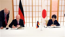 日本外務大臣上川陽子與德國駐日大使葛策（Clemens von Goetze）昨天在外務省參與簽署儀式。（圖／翻攝自@MofaJapan_en X平台）
https://twitter.com/MofaJapan_en/status/1751916172428431516