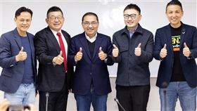 陳偉杰接任新北市議會國民黨團書記長國民黨新北市議會黨團29日改選並完成新卸任黨團幹部交接典禮，新任黨團書記長由陳偉杰（右1）接任。陳偉杰與新北市長侯友宜（中）、新北市議會副議長陳鴻源（左2）等人合影。（國民黨團提供）中央社記者王鴻國傳真  113年1月30日