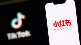 抖音、小紅書成為資安輿論焦點短影音平台TikTok近來成為資安輿論焦點，根據「各機關對危害國家資通安全產品限制使用原則」，數位發展部針對公部門相關的資通訊設備、場域，禁止下載、使用抖音、小紅書等中國軟體。中央社記者趙世勳攝  111年12月13日