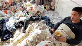 河南一名男子，靠著100萬人民幣躺平，堅決不結婚。（圖／翻攝自抖音）