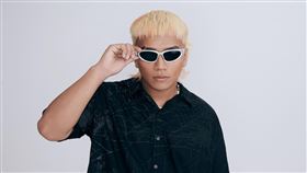 阿跨面賣掉冠軍獎品休旅車，籌錢推出新專輯。（圖／少年家工作室提供）