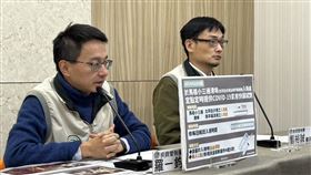 羅一鈞（左）也宣布2月1日起，增加於馬祖小三通港埠入境處，定點提供COVID-19家用快篩試劑。（圖／記者簡浩正攝影）