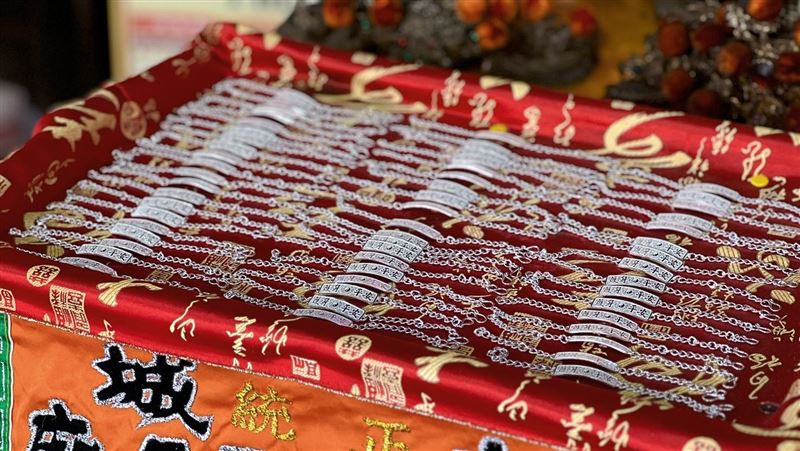 4百年首次！神明銀帽熔成手鍊　擲筊結緣