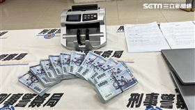 天道盟美鷹會組成投資詐騙洗錢集團，警方查百萬元現金、棍棒及象徵美鷹會的匾額。（圖／記者李依璇攝影）
