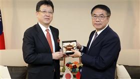 日本熊本市長大西一史拜會黃偉哲日本熊本市長大西一史（左）30日拜會台南市長黃偉哲（右），雙方交流討論，盼開啟更多合作。（台南市政府提供）中央社記者張榮祥台南傳真  113年1月30日