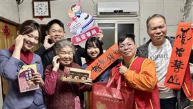 中華航空今(30)日攜手華山基金會，舉辦「愛老人 愛團圓」公益活動，用實際行動寒冬送暖，陪伴長者共度佳節。華航獻上年味十足的春節禮品，現場熱鬧溫馨又暖心。
