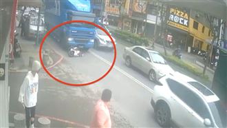 奪命瞬間曝！女騎士「前輪入後輪出」慘死