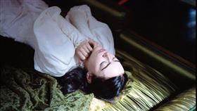 艾瑪史東在《可憐的東西》大尺度演出。（圖／探照燈影業提供）