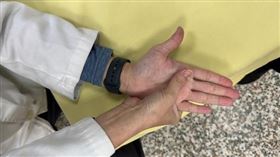 ▲蘇郁翔示範「深層按摩」。（圖／北榮桃園分院提供）