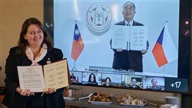 台捷大學學術聯盟簽署合作備忘錄台灣大學校長陳文章（右）與捷克查理士大學校長克莉絲可娃（Milena Krali?kova）（左）分別代表台灣大學學術聯盟、捷克大學學術聯盟簽署合作備忘錄，將以「工程與科技」及「人文藝術與社會科學」為優先合作領域。（教育部提供）中央社記者許秩維傳真  113年1月30日