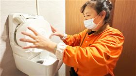 桃園機場廁所裝設智慧通報系統桃園國際機場公司持續提升服務，在73間使用率高的洗手間裝設智慧通報系統，以衛生紙量為例，當捲紙量低於5%（約1公分），就會通知工作人員須注意更換衛生紙捲，旅客不會遇到無紙可用的窘境。（桃機公司提供）中央社記者汪淑芬傳真  113年1月30日