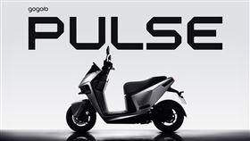 Gogoro 持續引領電動化浪潮，今（30）日重磅揭曉全新高階旗艦車款 Gogoro Pulse，計畫提供三種車型，建議零售價自 $109,800 元起（不含任何補助），即日起展開限時預購計畫。（圖／Gogoro提供）   