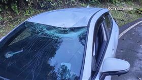 赴花蓮場勘走中橫公路 砰!天降拳頭大落石