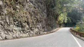 赴花蓮場勘走中橫公路 砰!天降拳頭大落石