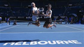 謝淑薇澳網女雙封后，女雙世界排名衝上第2名。（圖／美聯社/
達志影像）