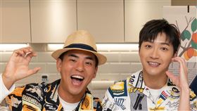 柯有倫（左起）、江宏傑、大霈、黃湘婷拿起布朗尼（圖／客台提供）