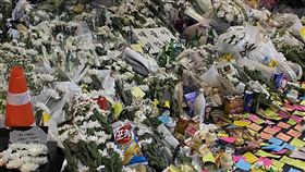 在日常中遭遇悲劇 梨泰院事件後的自癒之路（1）梨泰院踩踏事件臨近路口放滿致哀鮮花與零食、燒酒等祭祀品，還有一張印著「孩子們對不起」的紙條。中央社記者廖禹揚首爾攝 111年11月6日