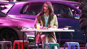 基奴李維在新片《Good Fortune》拍攝現場。（圖／美聯社／達志影像）