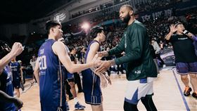 「表弟」卡森斯賽後與攻城獅球員致意。（圖／新竹御頂攻城獅提供）