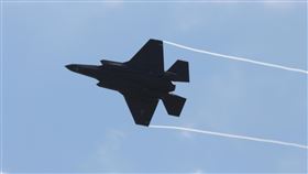 五角大廈：F-35還有更多燃料管路需換美軍F-35匿蹤戰機上月首度失事，本月初全面停飛檢查疑為禍首的燃油管路瑕疵。美國國防部25日表示，除原先懷疑的管路外，另有2條燃料管路恐也需更換。圖為美軍F-35部署琉球期間訓練飛行。中央社陳亦偉攝  107年10月26日