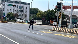 屏東大馬路突降千元大鈔！目擊者嗨撿錢啦