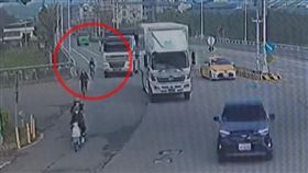 大貨車內輪差輾斃單車女　驚悚影片曝光（圖／翻攝畫面）