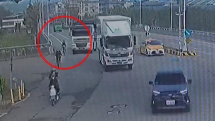 大貨車內輪差輾斃單車女　驚悚影片曝光