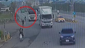 大貨車內輪差輾斃單車女　驚悚影片曝光