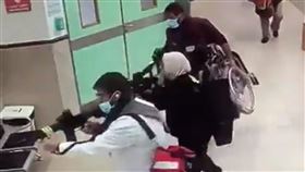以軍特工假扮醫護、婦女進醫院畫面曝！3人睡夢中遭殺害　含1名哈瑪斯。（圖／翻攝自@omarsuleiman504 X）