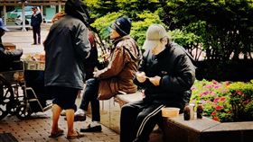 思安慈善服務協會社工表示，協會目前在台北車站配合社會局協助處理無家者發餐，幾乎是沒有中斷的一天。（圖／楊博喻提供）