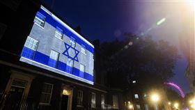 英國政府支持以色列自我防衛 首相府亮以國旗幟巴勒斯坦伊斯蘭激進軍事組織「哈瑪斯」7日展開對以色列的攻擊，英國政府表態支持以色列自我防衛的權利。圖為首相府8日晚間燈光投射以色列國旗。（英國首相府提供）中央社記者陳韻聿倫敦傳真  112年10月9日