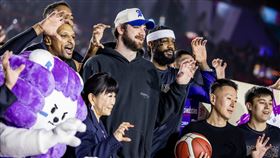 攻城獅交流賽前替阿提諾舉辦歡送儀式。(圖／新竹御頂攻城獅提供)
