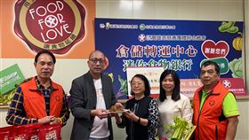 高雄市慈善團體媒合公益平台  贈弱勢家庭年菜社團法人高雄市慈善團體聯合總會媒合NPO channel公益平台，推動「集食送愛」年菜贈送活動，照顧市內弱勢家庭，社會局長謝琍琍（中）30日前往位於大社區的實物銀行倉儲中心，關心年菜配置與發放。（高雄市社會局提供）中央社記者張已(??兼)傳真  113年1月30日