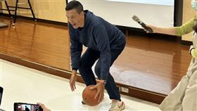 詹先生今日出席分享自身經歷，並在現場小秀了一下籃球，讓在場媒體驚艷。（圖／記者簡浩正攝影）