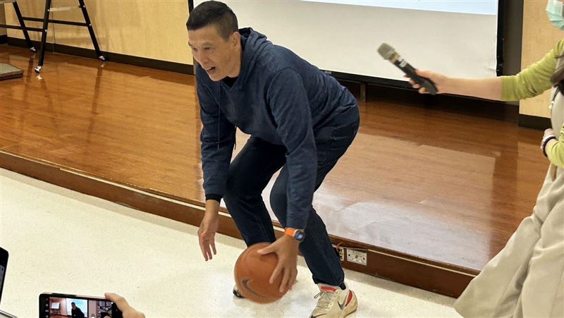 他跌倒損膝關節！種「軟骨」拾40年籃球魂