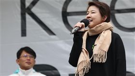 黃珊珊向民眾黨支持者謝票2024大選落幕，台灣民眾黨21日展開首場謝票活動，選在台北榮星花園舉辦「阿北森友會」，黨籍不分區立委當選人黃珊珊（右）等人出席，向所有支持者表達感謝。中央社記者趙世勳攝　113年1月21日