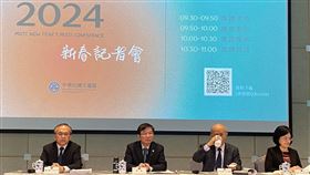 交通部長王國材（左二）出席2024交通部新春記者會。（圖／記者楊晏琳攝影）