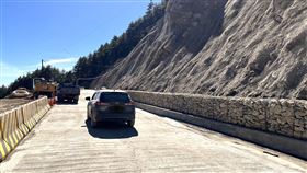 雪峰橋便道提前完工  南橫公路25日恢復全線通車接連5個颱風造成南橫公路梅山口至向陽路段多處坍方、交通中斷，經公路局動員人力、機具陸續搶修完成；坍方最嚴重的台東段雪峰橋便道，也將在25日提前完工，恢復通車。（公路局提供）中央社記者盧太城台東傳真  112年11月24日