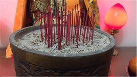 ▲香腳留三支即可，多餘的可用紙包裹起來丟掉。（示意圖／寶島神很大）