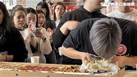 必勝客大胃王比賽，記者劉沛妘攝影