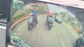 外送員彎腰撿物　男子幫扶車油門一催慘了