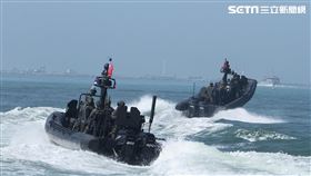 海軍113年春節加強戰備M109特種突擊艇實施海上戒護。（圖/記者邱榮吉攝影）