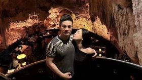 網友紛紛注意到許雅鈞僵硬的身軀，還虧說這組照片又要被酸婚姻不幸福。（圖／翻攝自徐熙娣IG）