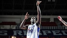 台啤雲豹洋將阿拉薩罰球時遭攻城獅球迷噓聲伺候。（圖／新竹御頂攻城獅提供）